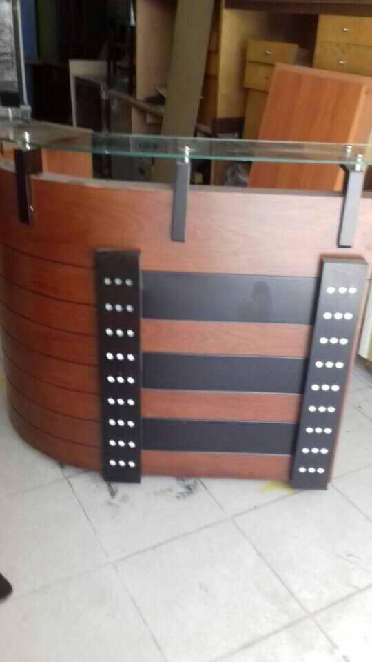 THANH LÝ QUẦY LỄ TÂN ĐEN, NÂU ĐỎ, CHẤT LIỆU MDF, MẶT KÍNH